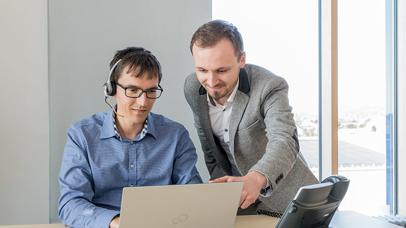 Zwei Geschäftsleute in einer Besprechung am Laptop