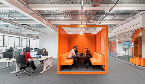 Arena – World of Sports – Büroraum mit orangener Meetingkabine