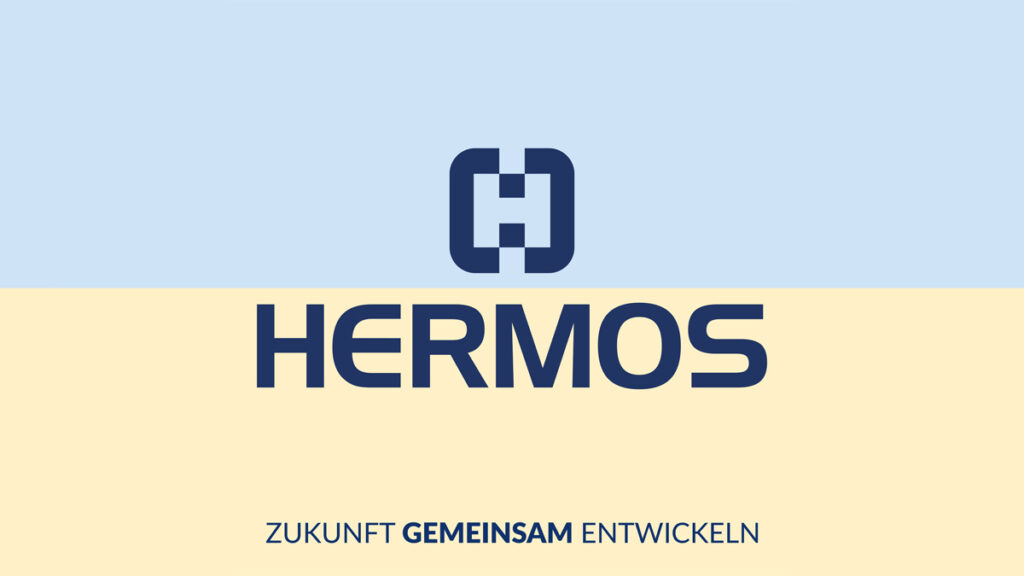 HERMOS-Logo mit Slogan „Zukunft gemeinsam entwickeln“ auf einem hellblau-hellgelb gestreiften Hintergrund (oben blau, unten gelb)