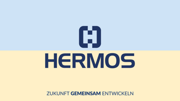 HERMOS-Logo mit Slogan „Zukunft gemeinsam entwickeln“ auf einem hellblau-hellgelb gestreiften Hintergrund (oben blau, unten gelb)