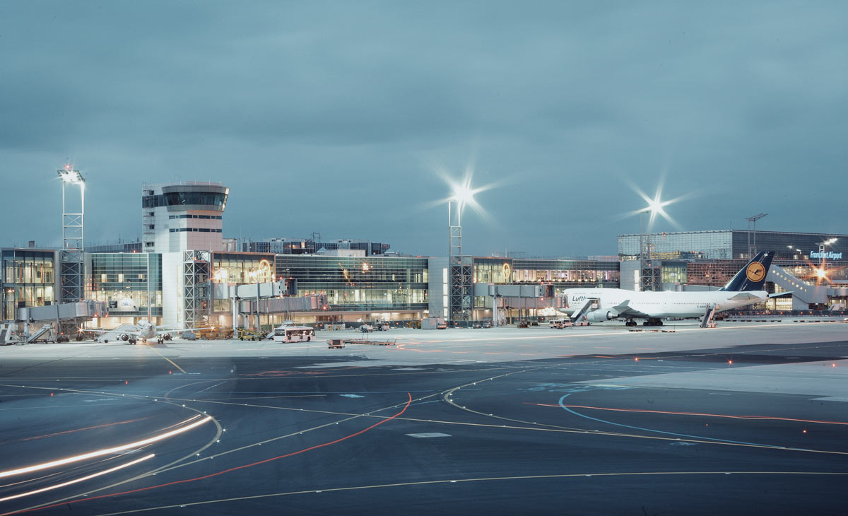 Blick auf die Rollbahn des Flughafen in Frankfurt bei Nacht – beleuchtet
