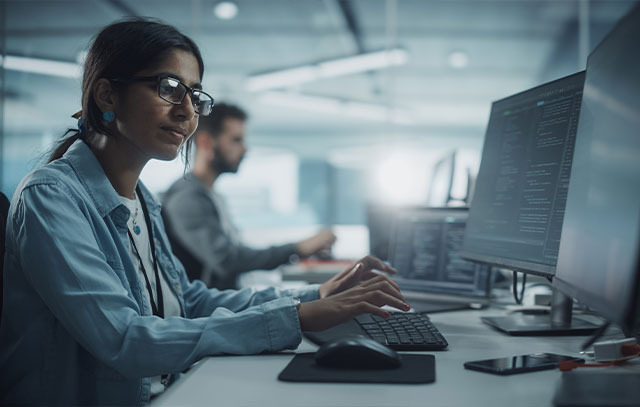 Junge Frau sitzt an einem Computer