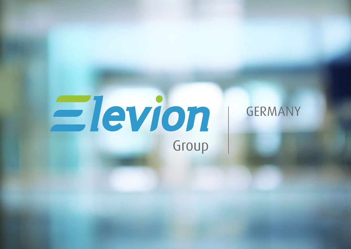 Hellblaues Hintergrundbild mit Logo der Elevion Group Germany