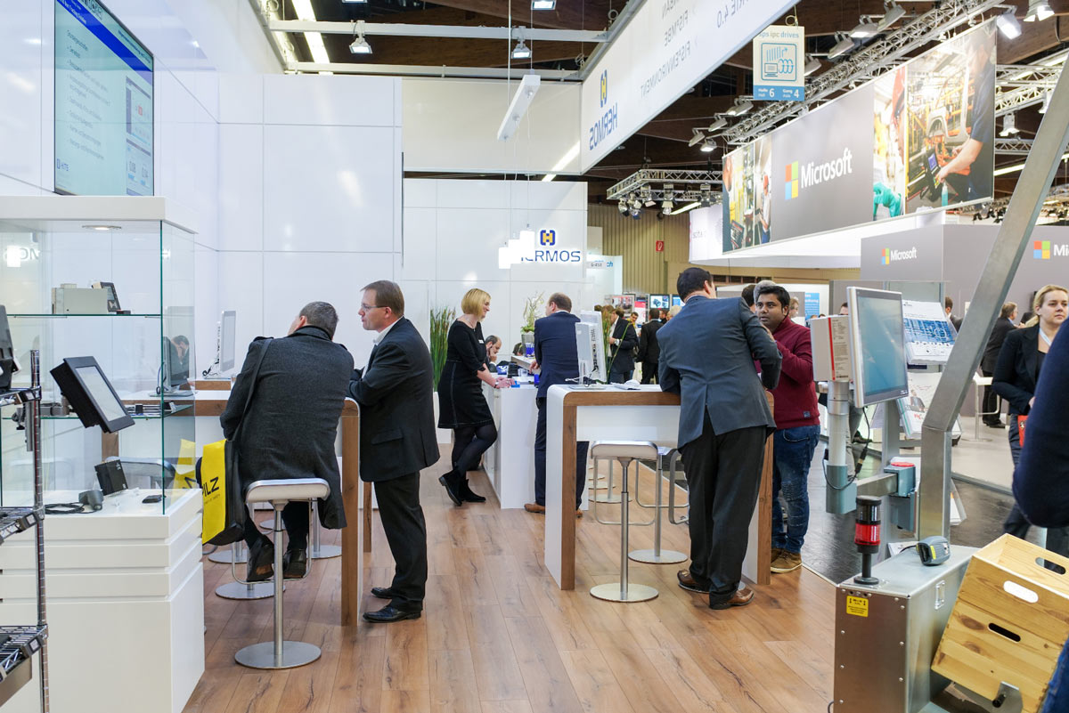 Kleine Gesprächesgruppen am Messestand