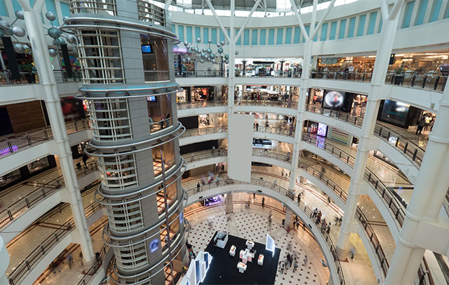 Blick aus einem oberen Stockwerk in einem 5-stöckigen Einkaufszentrum