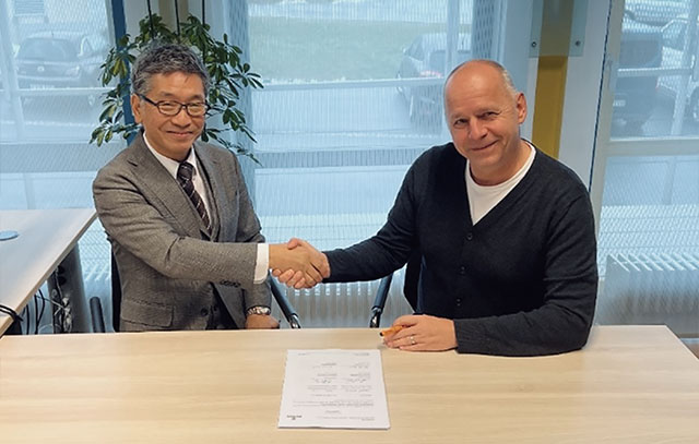Ryo Ito (Managing Director Kuroda Electric Czech) and Harald Köhler (CEO HERMOS AG) during signing the contract